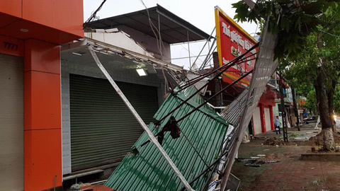 Bão số 2 quét qua, mưa to khắp 2 miền