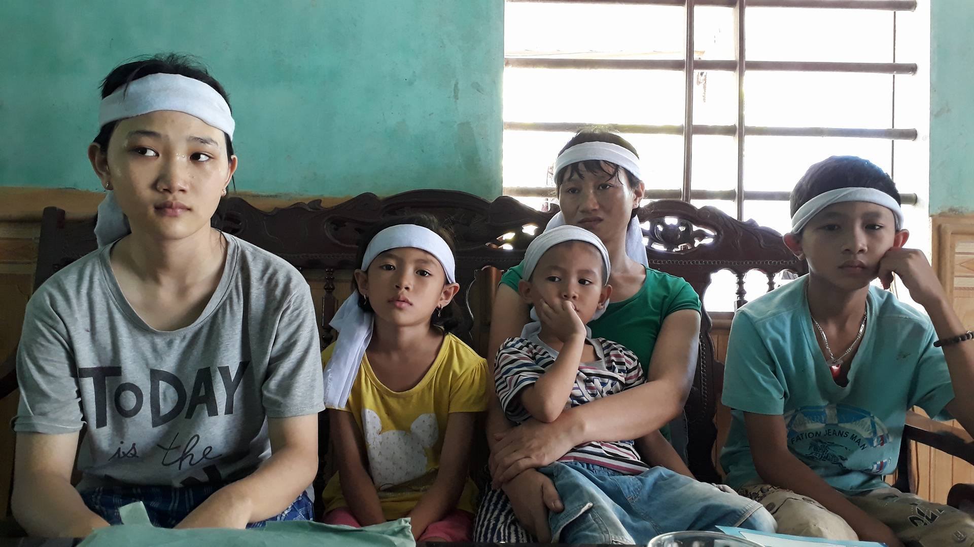 Cha mất, mẹ bệnh tim, con gái đi phụ hồ nuôi cả gia đình