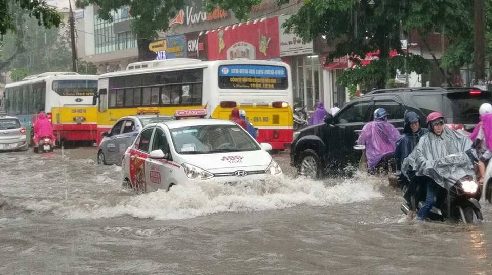 Hà Nội mưa lớn, nhiều phố mênh mông nước