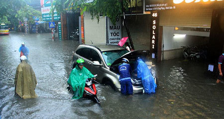 Hà Nội mưa lớn, nhiều phố mênh mông nước