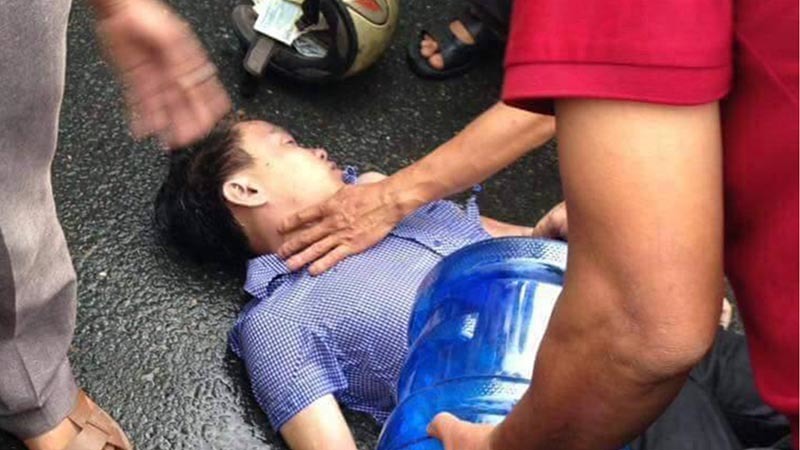 Đi xe máy trong mưa lớn, một người bị sét đánh nguy kịch