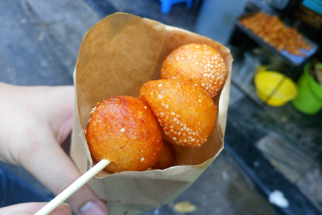 Bánh rán lúc lắc phố cổ giá 1.000 đồng