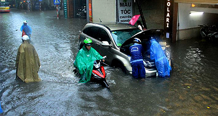 Hà Nội mưa lớn, nhiều phố mênh mông nước
