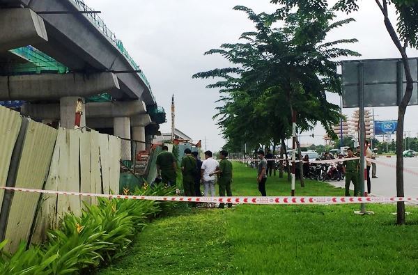 Người đàn ông chết bất thường ven xa lộ Hà Nội