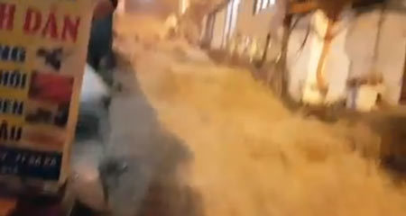 Nước đổ như thác muốn cuốn phăng tất cả ở Sa Pa