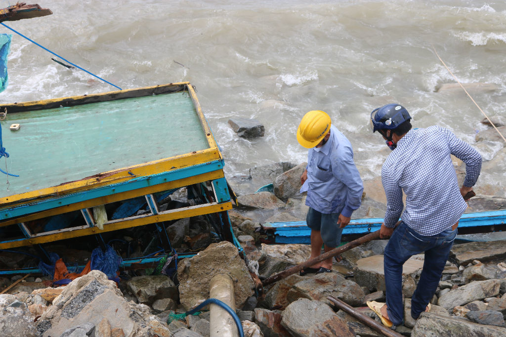 Dân Quảng Bình trục vớt từng mảnh tàu cá vỡ vụn sau bão