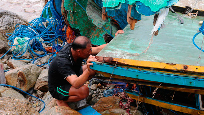 Dân Quảng Bình trục vớt từng mảnh tàu cá vỡ vụn sau bão