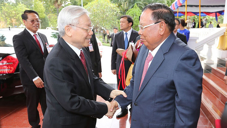 Lãnh đạo cấp cao Việt - Lào trao đổi điện mừng