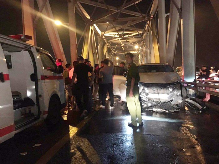 Bỏ tư duy xe bé ăn vạ xe lớn: Xe máy sai vẫn phải bồi thường ô tô đúng