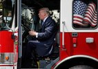 Ông Trump ngồi xe cứu hỏa, kêu gọi dùng hàng nội