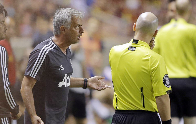 Mourinho lý giải về thẻ đỏ oái oăm của Valencia