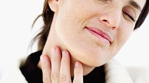  Rát cổ họng ngậm gì : Nguyên nhân và cách giảm đau cổ họng