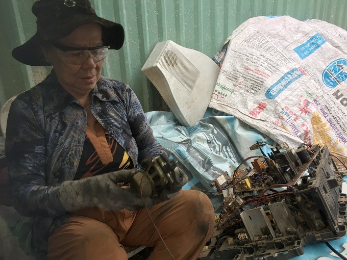 Người đàn bà buôn ti vi cũ ở Sài Gòn: 'Tuổi xế chiều vất vả dưới cơn mưa'