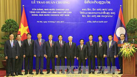 Lào trao phần thưởng cao quý cho lãnh đạo cấp cao Việt Nam