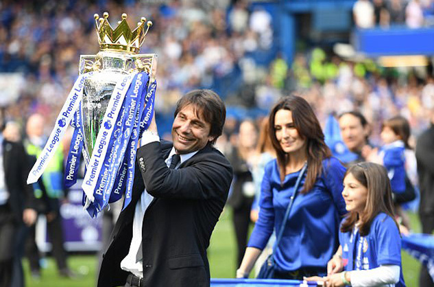 Gạt lùm xùm, Conte ký hợp đồng mới với Chelsea