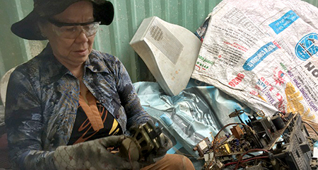Người đàn bà buôn ti vi cũ ở Sài Gòn: Tuổi xế chiều vất vả dưới cơn mưa