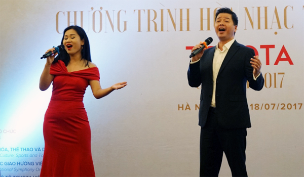 Ca sĩ Đăng Dương hát trong Toyota Concert 2017