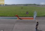 Xem vận động viên thi chạy với máy bay chiến đấu