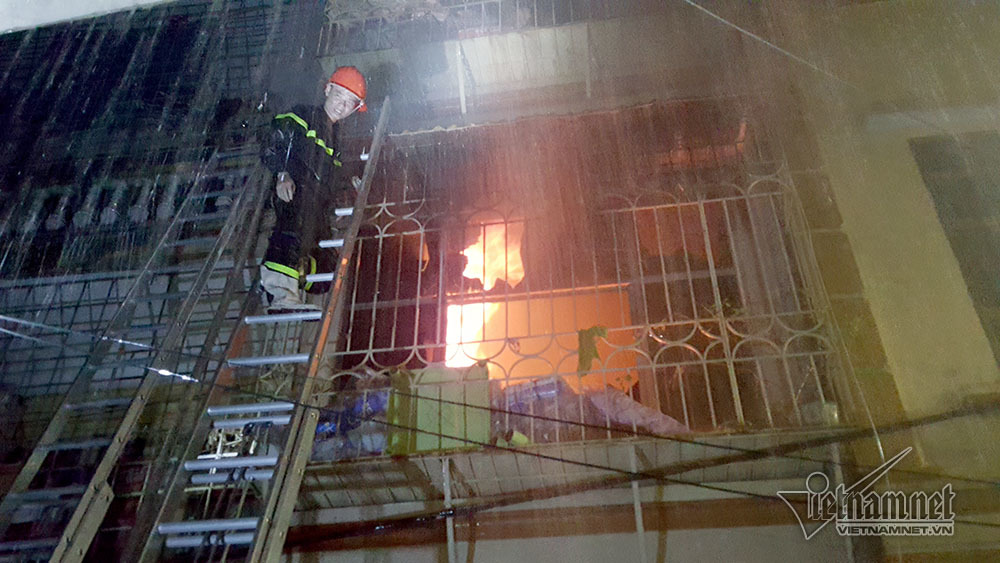 Vụ cháy chết 2 mẹ con: Bất lực đập búa tạ không phá được cửa