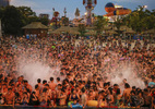 Nghìn người Trung Quốc chen kín mít bể bơi trong ngày nóng 50 độ