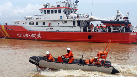 Tìm thấy 1 thi thể trong khoang tàu bị đắm ở Nghệ An