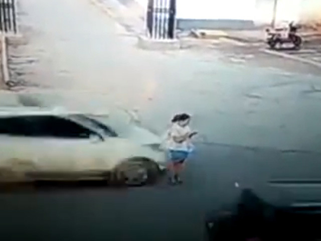 Dán mắt vào điện thoại khi qua đường, cô gái bị ô tô đâm tử vong