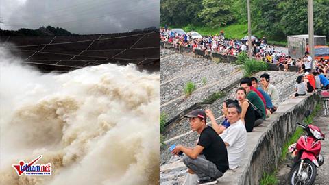 Bất chấp nguy hiểm, người dân ùn ùn xem thủy điện xả lũ
