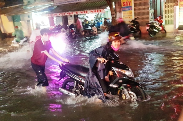 Mưa như thác đổ, đường Sài Gòn chìm trong biển nước