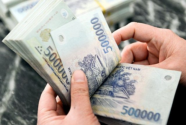 Lấy tiền đâu để tăng lương cho công chức?