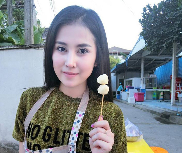 Hotgirl gợi cảm bán thịt viên, khách xếp hàng chờ tới lượt