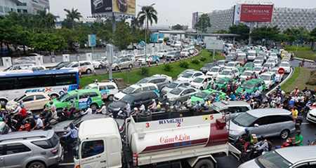 Cửa ngõ sân bay Tân Sơn Nhất kẹt không nhúc nhích