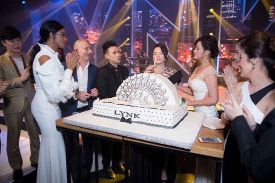 Lý Nhã Kỳ mở tiệc sinh nhật xa hoa