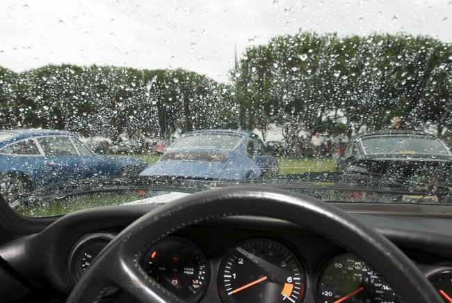 Cách xử lý kính mờ khi lái xe ô tô dưới trời mưa
