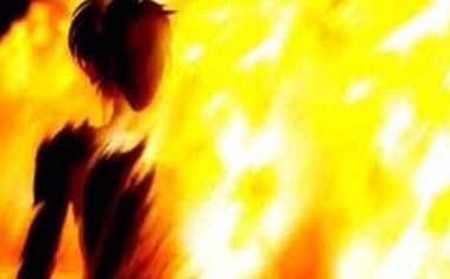 Nổi cơn ghen, chồng đổ xăng đốt vợ