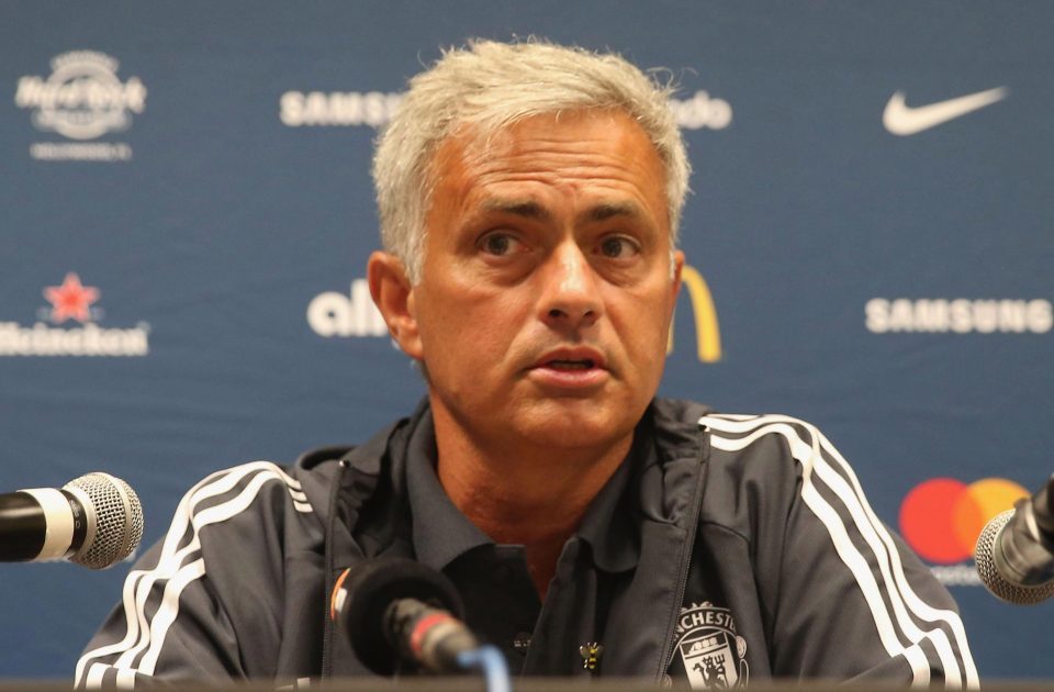 Mourinho hạ chỉ tiêu mua sắm, PSG tóm gọn Sanchez