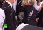 Người phụ nữ lạ mặt hôn má Putin