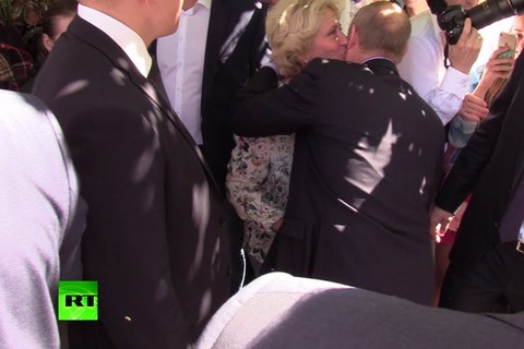 TT Putin được người phụ nữ lạ mặt thơm má