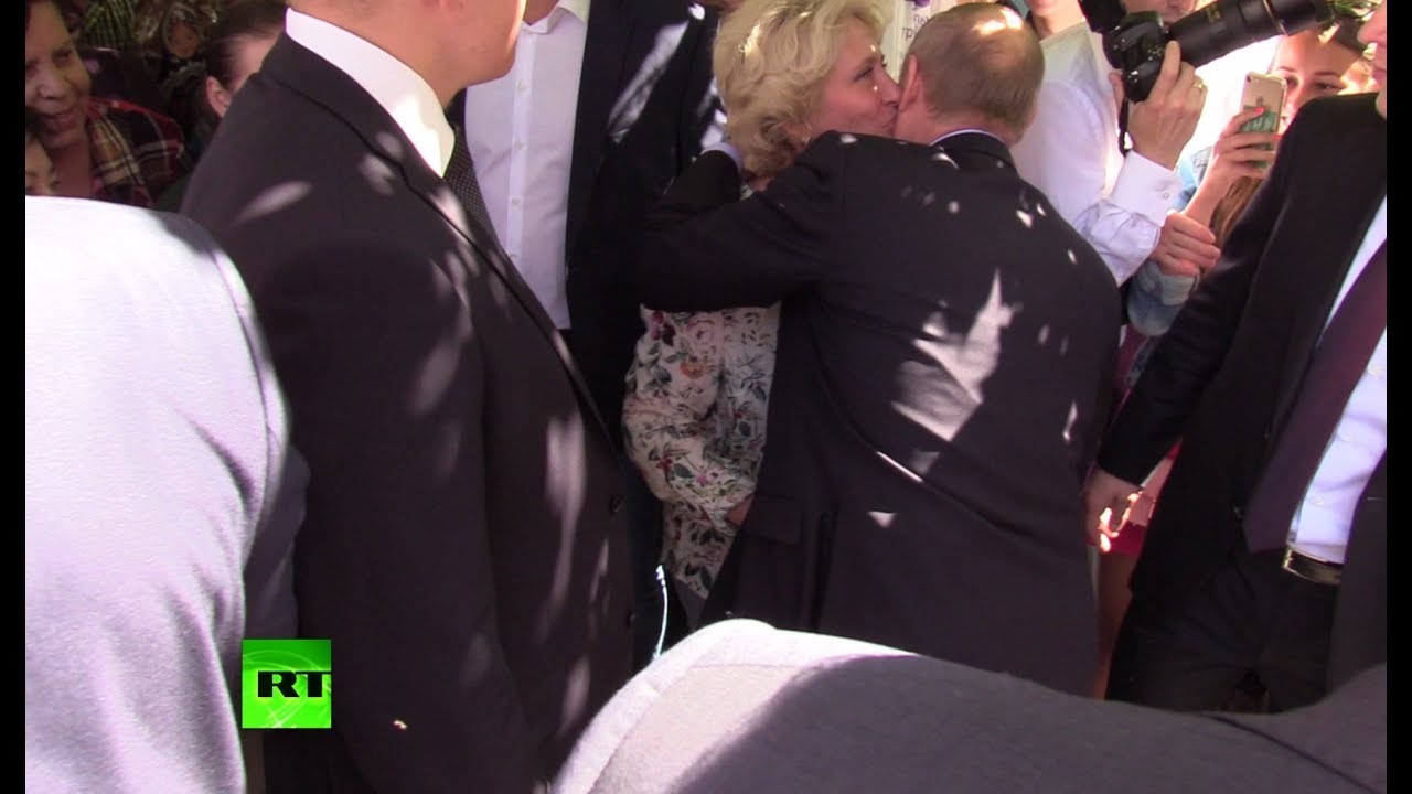 TT Putin được người phụ nữ lạ mặt thơm má