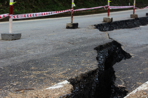 Quốc lộ nghìn tỷ nứt toác kéo dài: Loay hoay tìm giải pháp