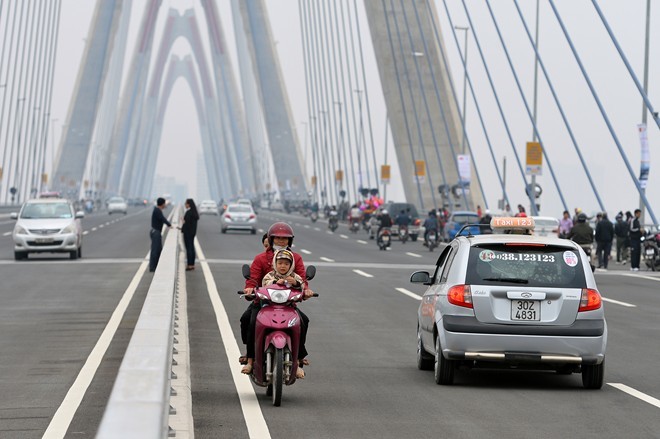 Xe lớn đi đúng vẫn sạt nghiệp vì xe bé đi ngược chiều