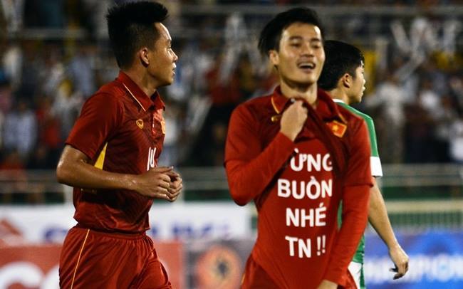 Văn Toàn gây tò mò với màn ăn mừng dành cho bồ xinh