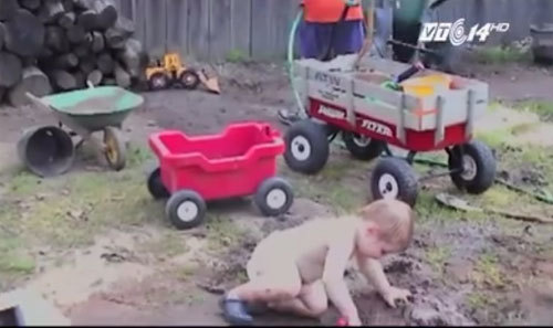 Giáo sư Mỹ: Hãy để trẻ nghịch bẩn và ăn thức ăn rơi xuống sàn