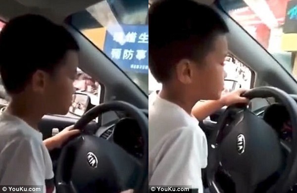 Cho con trai 6 tuổi lái xe ô tô, quay video để... khoe lên mạng