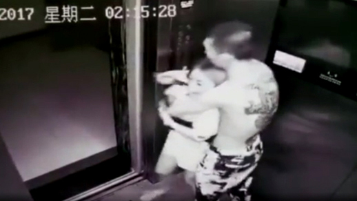 10 clip 'nóng': Thanh niên xăm trổ uy hiếp, sàm sỡ thiếu nữ tại thang máy