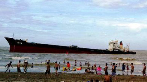 Tàu nghìn tấn gặp nạn, Cửa Lò hứng chịu vết dầu loang