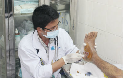 Người phụ nữ miền Tây phải cắt chân do giẫm gai nhọn