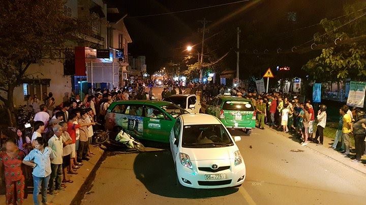 Ô tô húc văng hơn 10 xe, 2 người chết ở Sài Gòn