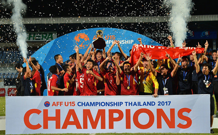 Khoảnh khắc U15 Việt Nam vỡ òa nâng cúp trên đất Thái