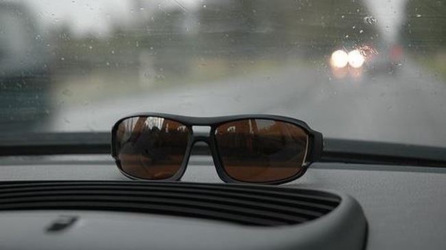 Có nên đeo kính râm khi lái xe trời mưa, ban đêm?