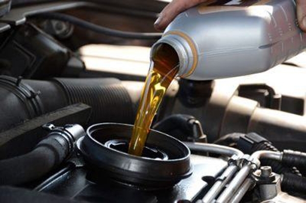 Cần lưu ý gì khi thay nhiều loại dầu khác nhau cho ô tô?